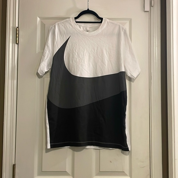 Nike Tops - Nike Tee